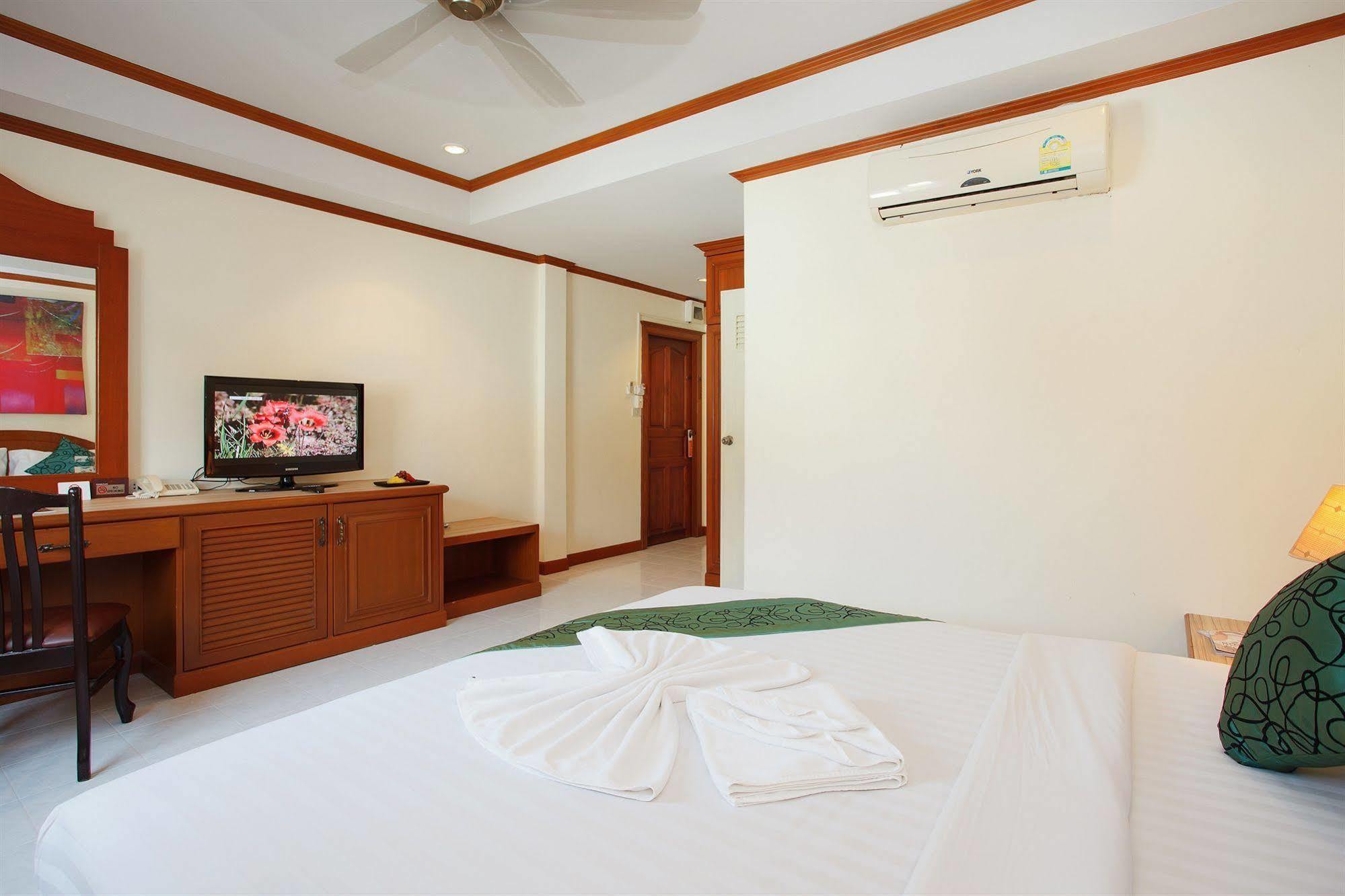 The Yim Siam Hotel Patong Bagian luar foto