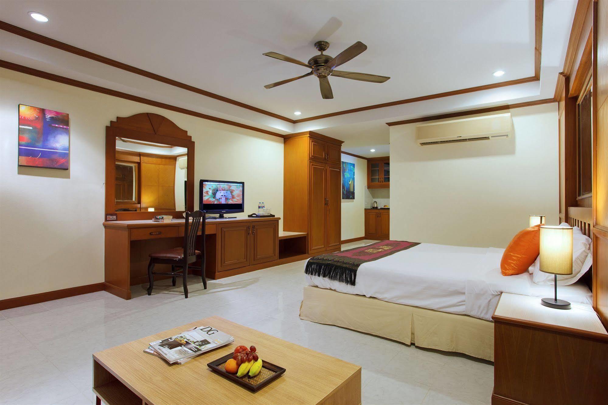 The Yim Siam Hotel Patong Bagian luar foto